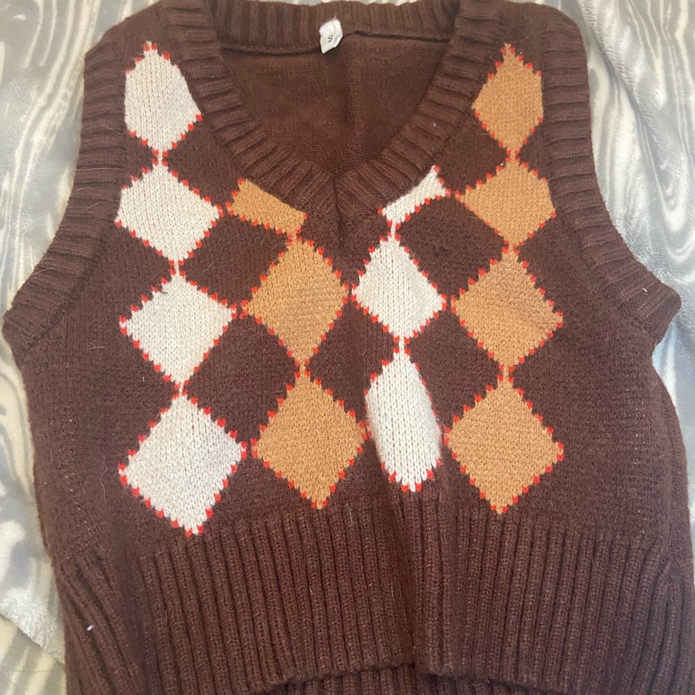 Sweater vest only one light defect on the front other than that’s it’s perfect